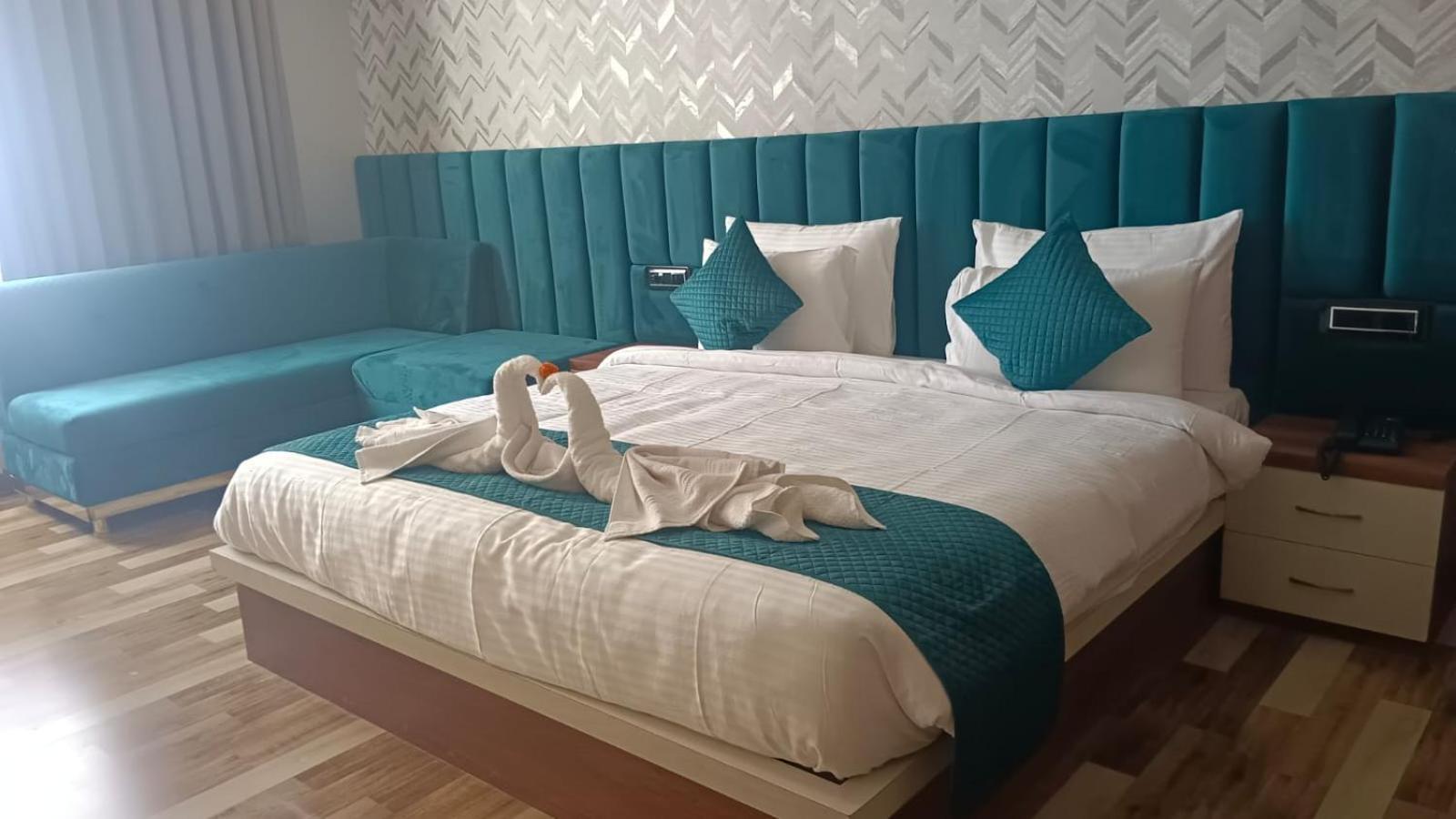 Hotel Golden Peacock Haridwār Exteriör bild